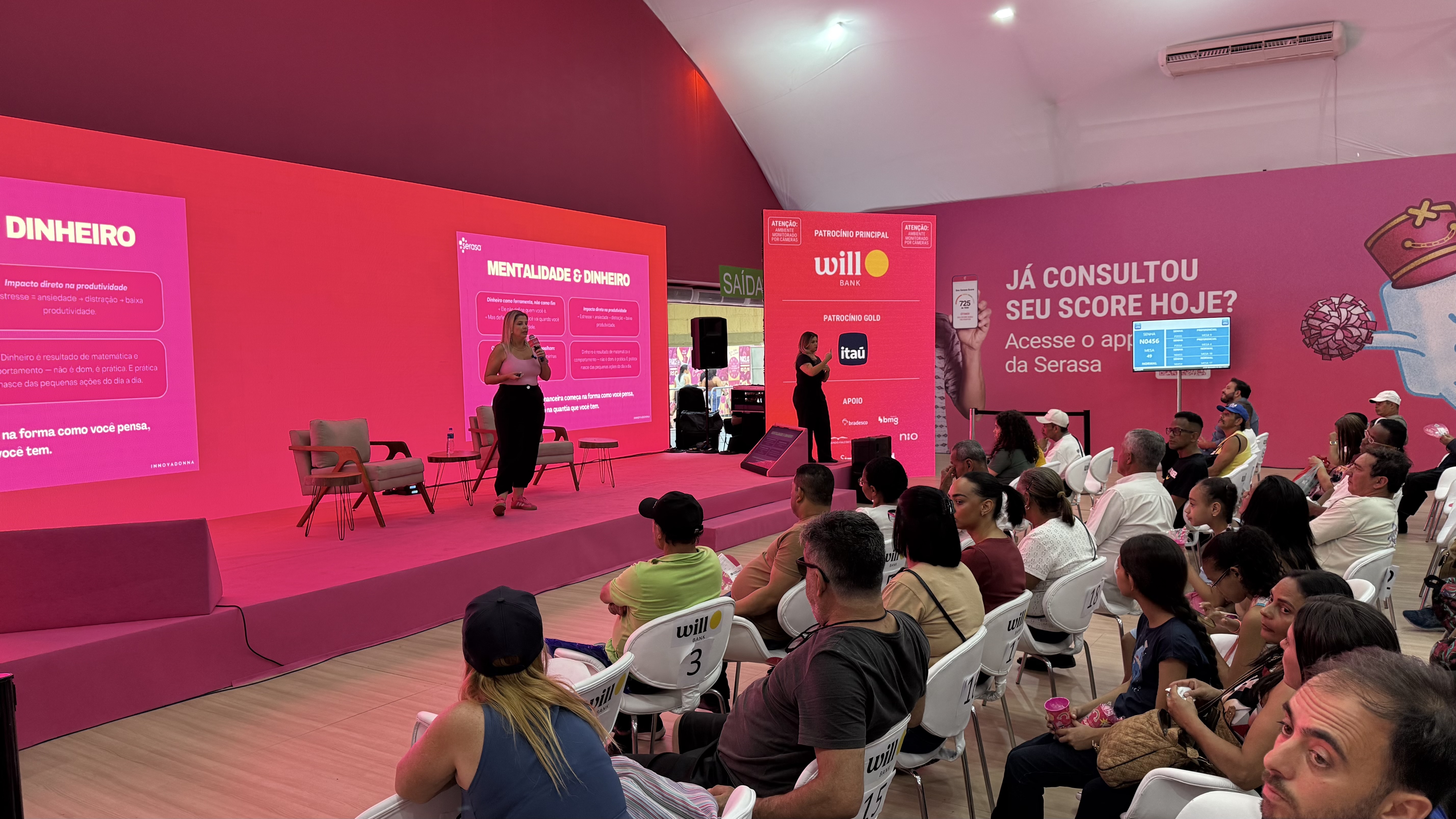 Amanda Viedo em palestra no Feirão Serasa 2025