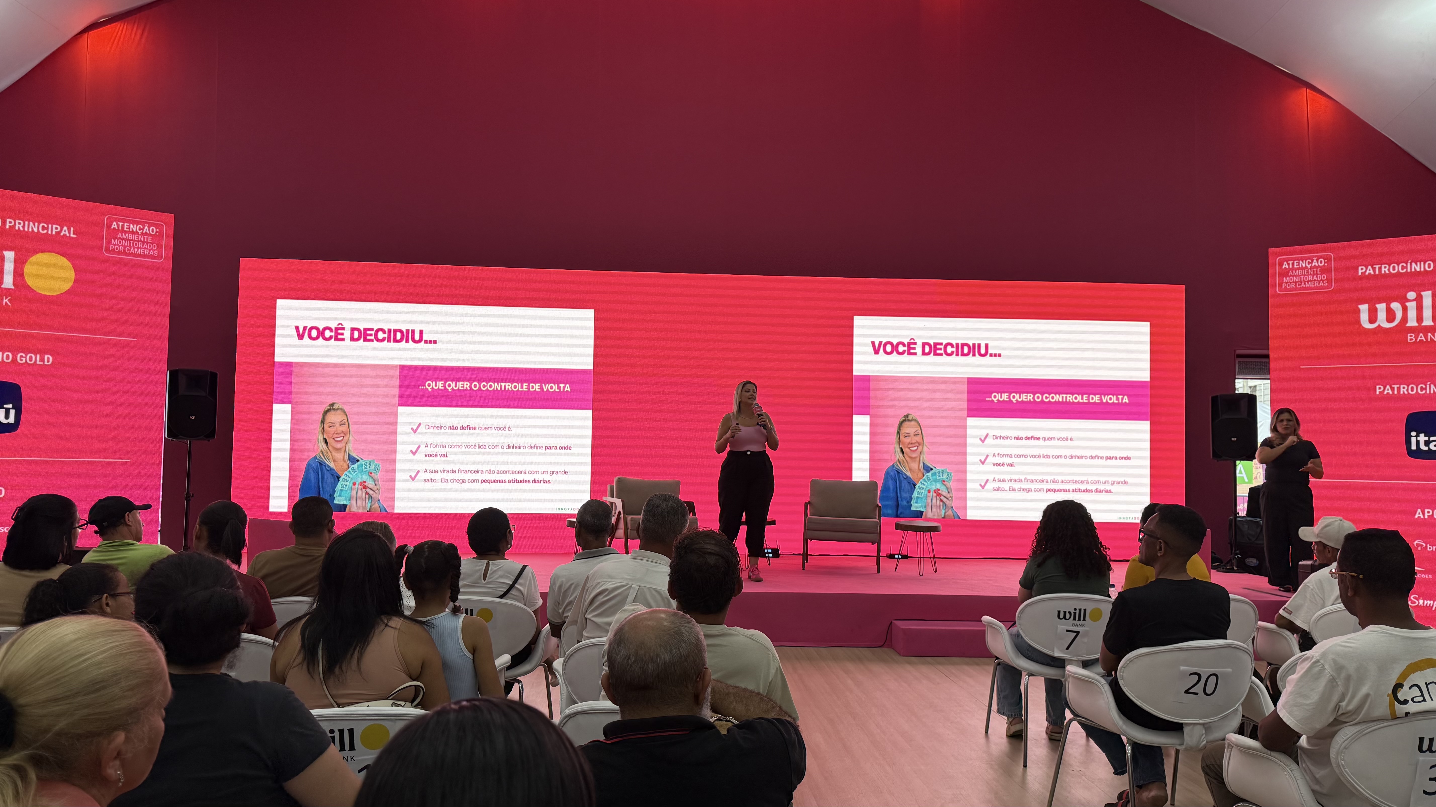 Amanda Viedo em palestra no Feirão Serasa 2025